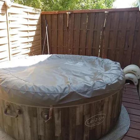 Holiday home Loft Ambrussum, Jacuzzi, Jardin,bbq Lunel (Herault)